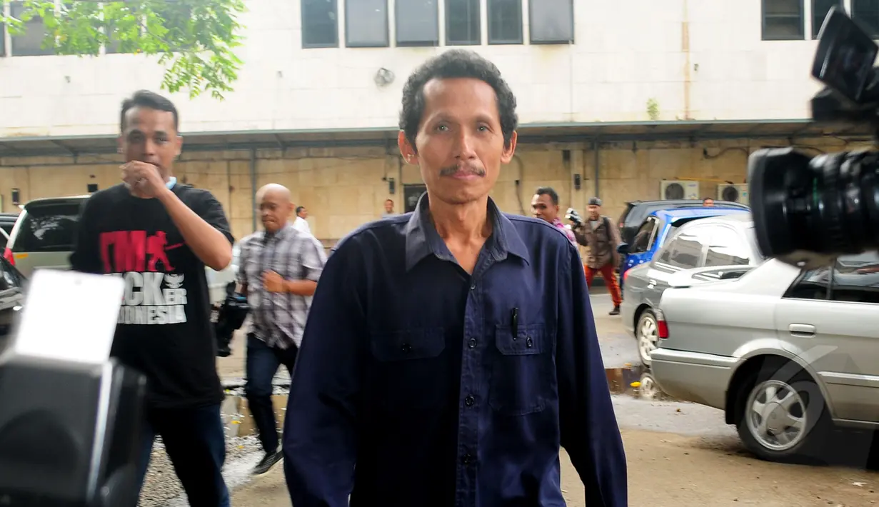 Polda Metro Jaya melakukan pemeriksaan kepada 7 saksi terkait kasus dugaan korupsi pengadaan UPS pada APBD 2014 DKI Jakarta, Senin (9/3/2015). Tampak salah satu saksi berjalan menuju ruang pemeriksaan (Liputan6.com/Yoppy Renato) 