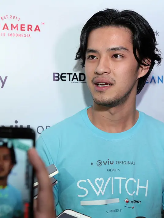 "Haha, enggak. Enggak ada macam-macam kok, sekarang semuanya teman aja," kata Morgan Oey menjawab seputar kedekatannya dengan Aura Kasih. (Deki Prayoga/Bintang.com)