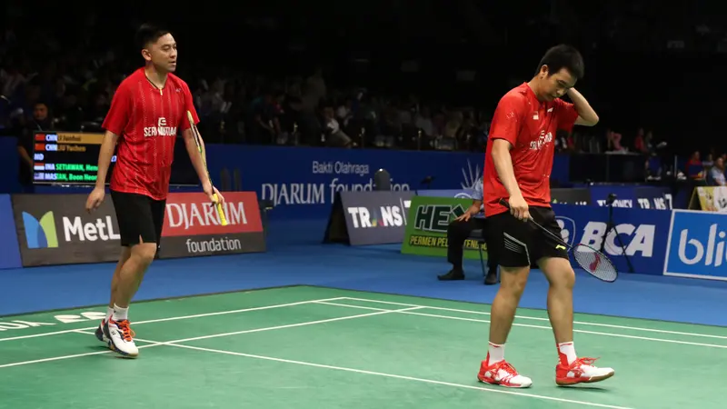 Ganda Putra Hendra Setiawan/Boon Heong Taan tertunduk saat laga melwan Li Junhui/Liu  Yuchen (Tiongkok) di babak 16 besar Indonsia Open 2017 di JCC Plenary Hall, Jakarta, Kamis (15/6).  Hendra/Boon kalah 15-21, 15-21. (Liputan6.com/Helmi Fithriansyah)