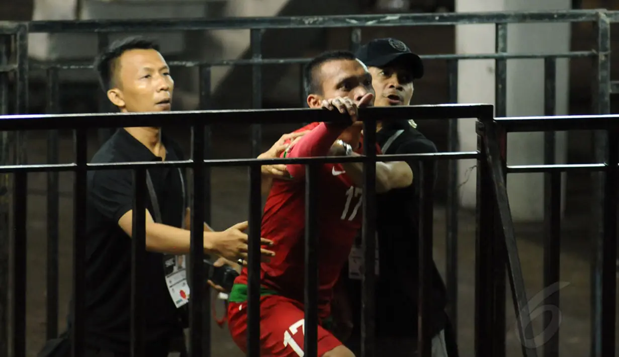 Emosi Ferdinand Sinaga kembali memuncak saat berada di ruang transit pemain, beruntung, kesigapan dua petugas keamanan mampu menahan kemarahan mantan penyerang tim Putra Samarinda, (11/5/2014). (Liputan6.com/Helmi Fithriansyah)