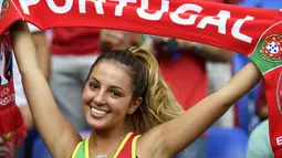 Seorang fans Portugal membentangkan syal saat mendukung timnya berlaga melawan Wales pada semi-final piala Eropa 2016 di Stadion Parc Olympique Lyonnais,  DÈcines-Charpies, Kamis (7/7/2016) dini hari WIB. (AFP/Philippe Desmazes)