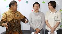 Menkominfo Rudiantara (kiri) bersama SVP Bytedance Zhen Liu (tengah) serta SVP dan CEO Tik Tok Kelly Zhang (kanan) memberi keterangan di Jakarta, Rabu (4/7). Kominfo memberikan syarat bagi Tik Tok beroperasi di Indonesia. (Liputan6.com/Immanuel Antonius)