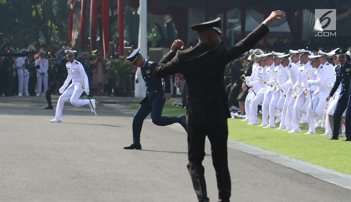Sejumlah perwira TNI dan Polri menyanyikan yel-yel tradisi pelantikan setelah dilantik Presiden Joko Widodo pada Upacara Prasetya Perwira (Praspa) TNI dan Polri angkatan 2019 di Istana Merdeka, Kamis (16/7/2019). Jokowi melantik 781 perwira TNI dan Polri di Halaman Istana (Liputan6.com/Angga Yuniar)