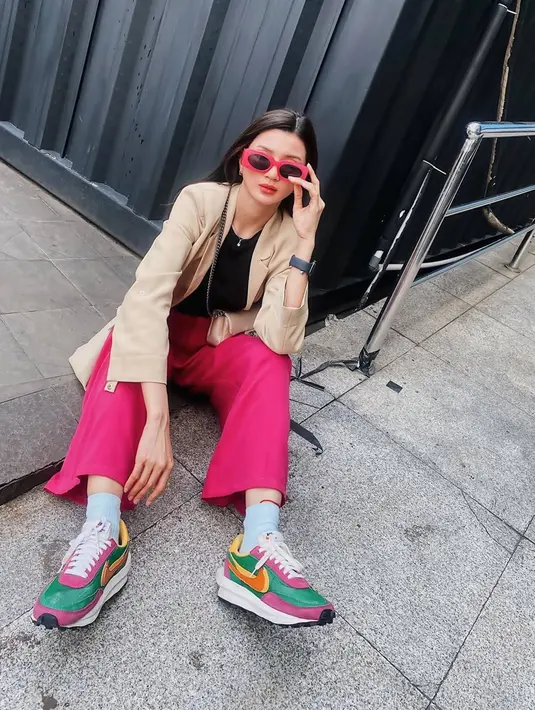 Dalam berbagai penampilannya, Furry Citra kerap memadu padankan berbagai busana yang membuatnya terlihat keren. Tidak lupa ditambahkan kacamata trendi yang membuat penampilannya semakin stylish. (Liputan6.com/IG/@furrycitra)