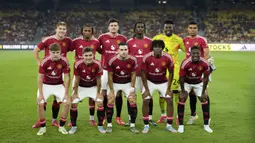 Starting XI pemain Manchester United dalam laga persahabatan melawan ASEAN All-Stars yang berlangsung di Stadion Bukit Jalil, Malaysia, pada hari Rabu (28/5/2025) malam waktu setempat. (AP Photo/Vincent Thian)