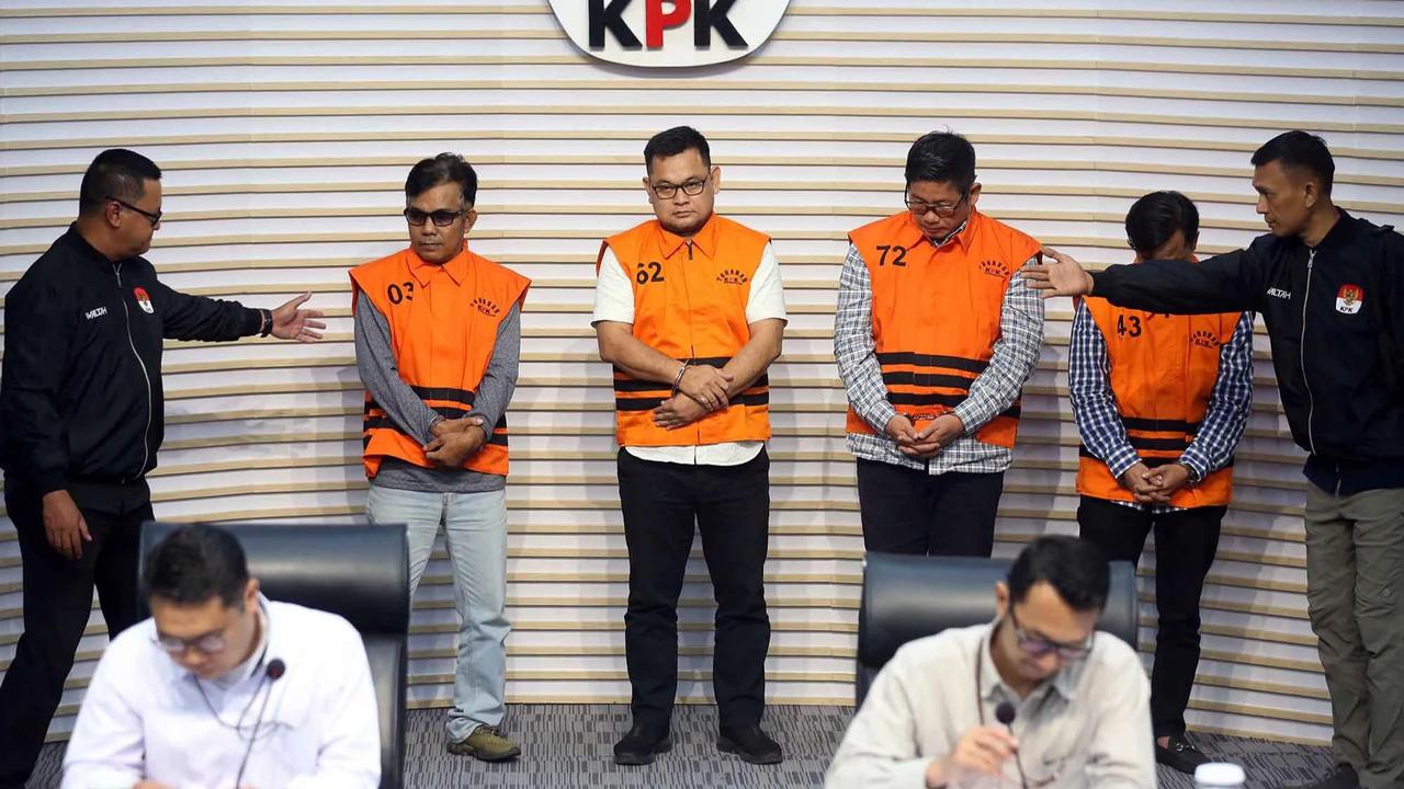 FOTO: KPK Tahan Empat Tersangka Baru dalam Kasus Suap Proyek PUPR OKU