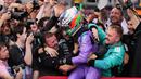 Kemenangan ini menjadi yang ketiga bagi Antonelli setelah GP China dan GP Bahrain. Hal tersebut turut membuat pembalap asal Italia itu mempimpin klasemen sementara F1 2026 dengan catatan 100 poin. (AP Photo/Pool/Rebecca Blackwell)