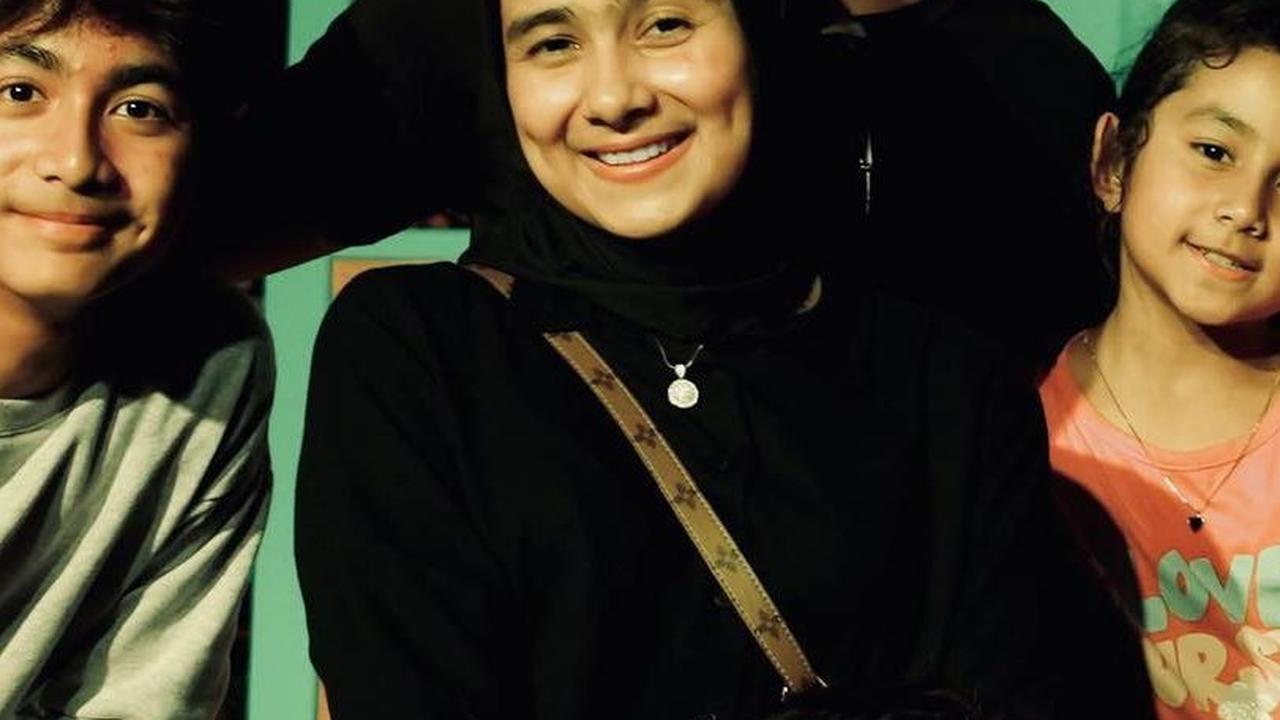 Karena jarang memiliki waktu liburan bersama keluarga, Hengky dan Sonya mengajak anak-anak mereka untuk menikmati wahana permainan di Dufan.