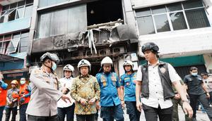 Mendagri Muhammad Tito Karnavian mendatangi lokasi kebakaran di Gedung Terra Drone, Kemayoran, Jakarta Pusat. (Foto: Puspen Kemendagri)