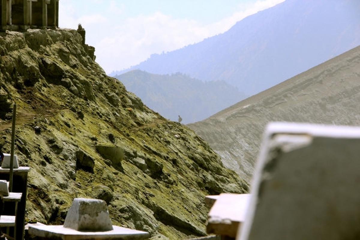 Melihat pesona kawah Gunung Bromo lebih dekat