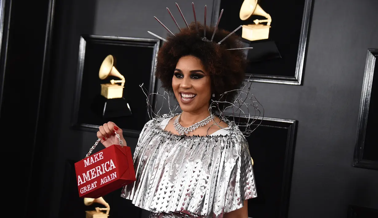 Penyanyi dan komposer, Joy Villa membawa tas bertuliskan 'Make America Great Again' pada perhelatan Grammy Awards 2019 di Staples Center, Los Angeles, Minggu (10/2). Joy Villa tampil sebagai tembok perbatasan di Grammy Awards. (Jordan Strauss/Invision/AP)
