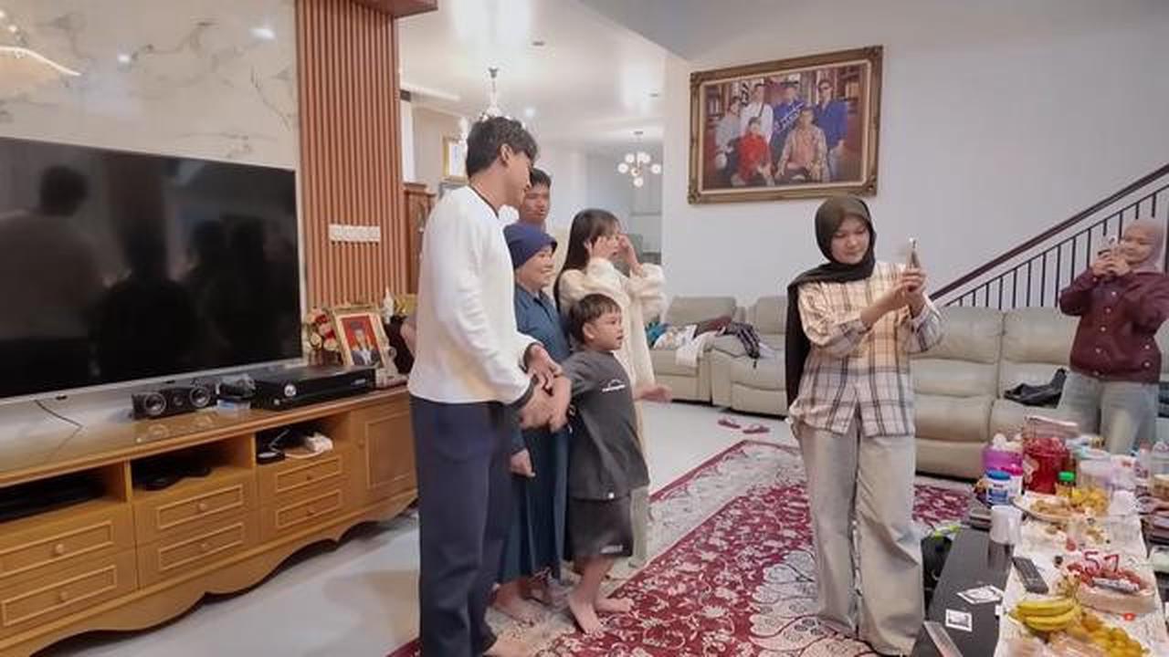9 Potret Ruang TV Rumah Haji Faisal dan Mama Fuji, Nyaman untuk Kumpul Keluarga
