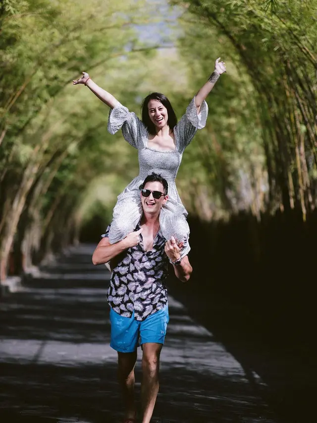 6 Pemotretan Mesra Mike Lewis dan Janisaa Pradja Saat Liburan
