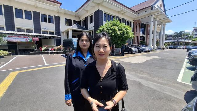 Korban Innawati menuntut keadilan atas kerugian yang dialaminya atas penipuan yang dilakukan karyawannya di PN Tanjungkarang, Bandar Lampung. (Liputan6.com/Ardi Munthe).