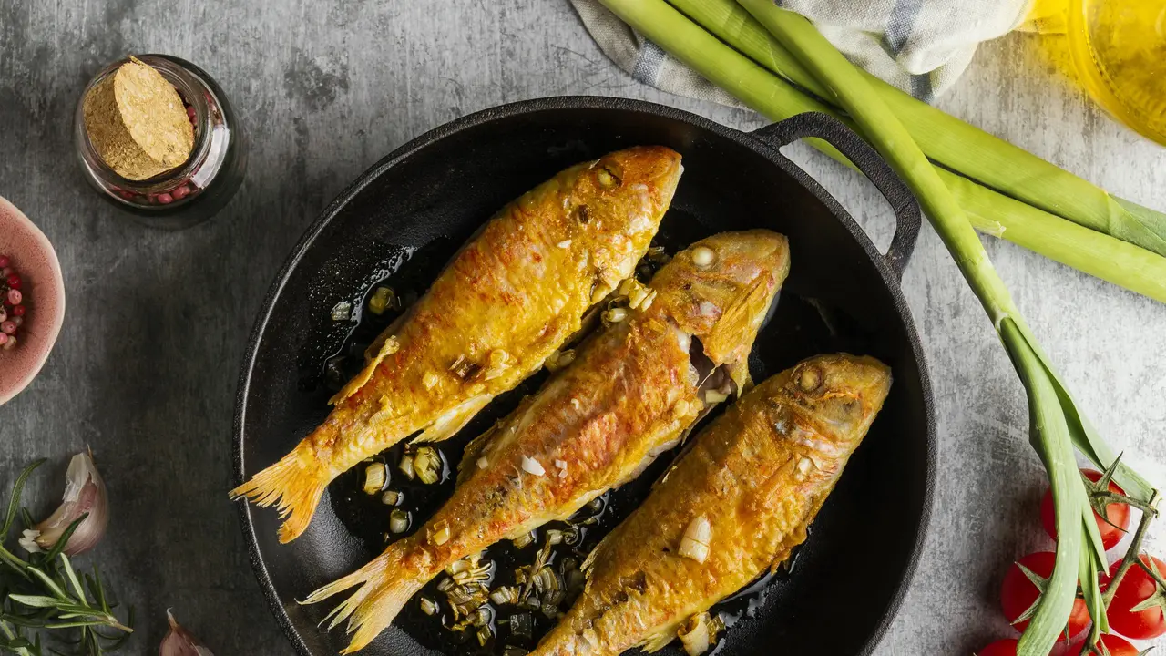 menggoreng ikan