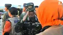 Tiba di bandara militer Cebu, 16 crew TNI AU dan 3 staff BNPB diberi hormat oleh Komandan Militer Daerah, Letjen Roy Devaeraturda dan Dubes RI untuk Filipina, Yohanes Kristiarto S (Liputan6.com/ Fahrizal Lubis).