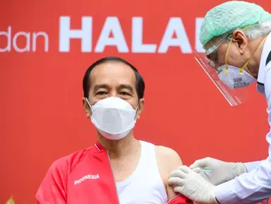 Presiden Joko Widodo atau Jokowi menjalani vaksinasi COVID-19 dosis kedua di Kompleks Istana Kepresidenan, Jakarta, Rabu (27/1/2021). Jokowi menjadi orang pertama yang menerima vaksin COVID-19 dalam program vaksinasi massal secara gratis di Indonesia. (Lukas/Biro Pers Sekretariat Presiden)