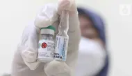 Tenaga kesehatan menunjukkan vaksin meningitis yang sesaat sebelum disuntikkan ke para calon jamaah Haji di Puskesmas Pasar Minggu, Jakarta, Rabu (17/4/2024). (Liputan6.com/Herman Zakharia)