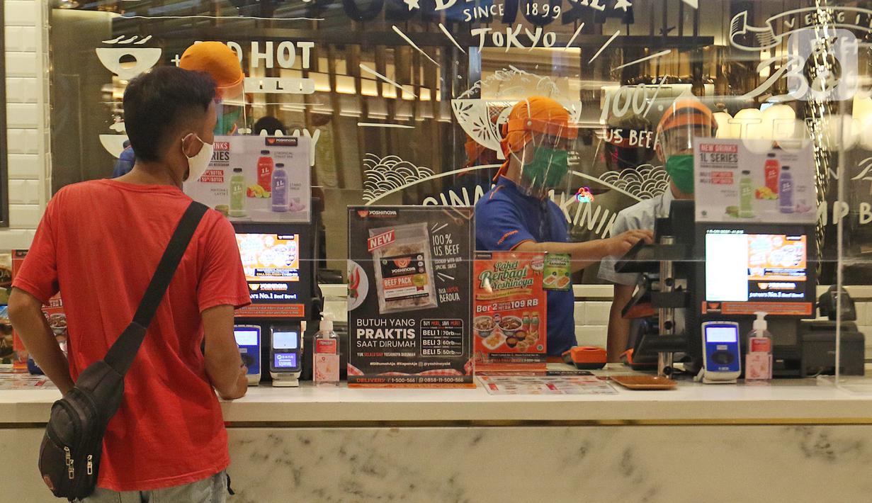 Pekerja melayani pembeli di gerai makanan Mall Senayan City, Jakarta, Senin (15/6/2020). Pusat perbelanjaan atau mal di Jakarta kembali dibuka pada Senin (15/6) di masa PSBB transisi dengan jumlah pengunjung masih dibatasi hanya 50 persen dari kapasitas normal. (Liputan6.com/Herman Zakharia)