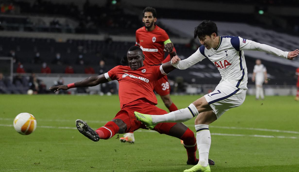 1. Son-Heung Min. Striker asal Korea Selatan ini telah mencetak 25 gol dalam penampilannya bersama Bayer Leverkusen pada musim 2013/2014 hingga musim 2015/2016 dan Tottenham Hotspur mulai musim 2015/2016 hingga kini. (AFP/Kirsty Wigglesworth/Pool)