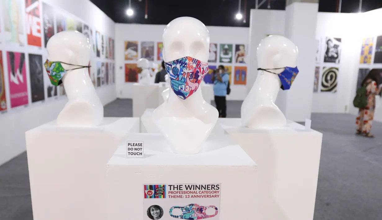 Sejumlah masker unik dipamerkan di Summarecon Mall Serpong, Tangerang, Minggu (1/11/2020). Pameran Face mask competition International IDC 2020 diselenggarakan untuk meningkatkan awareness masyarakat tentang pentingnya menggunakan masker di masa pandemi. (Liputan6.com/Angga Yuniar)