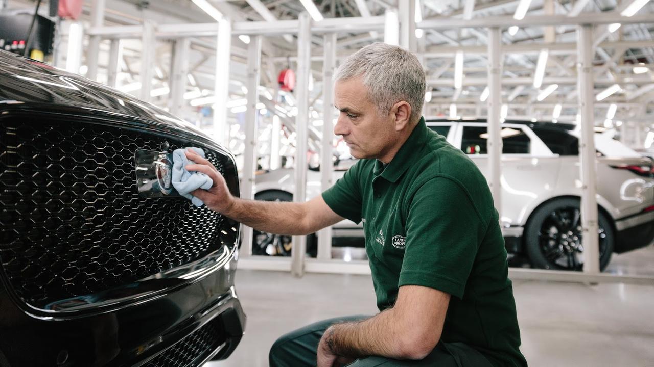 Jose Mourinho di pabrik Jaguar (Foto:Carscoops)