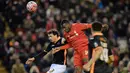 Pemain Liverpool, Christian Benteke (tengah) berebut bola dengan pemain Exeter City pada laga piala FA putaran ketiga di Stadion, Anfield, Liverpool, Kamis (21/01/20160 dini hari WIB. (AFP /Paul Ellis)