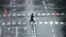 Seorang pria berjalan di tengah hujan yang dibawa oleh Topan Mindulle di Tokyo, Jepang, Jumat (1/10/2021). Topan Mindulle sedang bergerak di lepas pantai Jepang. (AP Photo/Eugene Hoshiko)