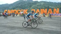 Para Pembalap Bersiap Start Di Pantai Carocok, Tour de Singkarak 2016 (Foto: Erinaldi Liputan6.com)