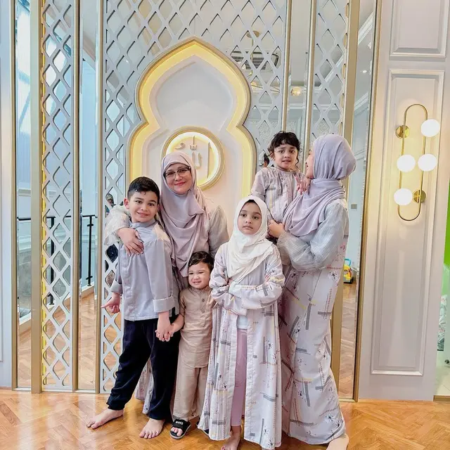 Potret 6 Keluarga Artis Pakai Baju Senada di Hari Raya Idul Adha, Makin Kompak