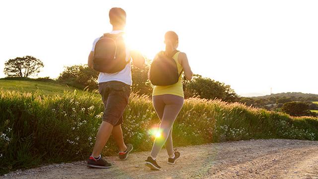 berjalan di luar ruangan