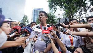 Menteri Keuangan, Purbaya Yudhi Sadewa, memberikan tanggapan di depan awak media setelah finis dalam ajang Run for Journalism 2025 yang berlangsung di Unika Atma Jaya, Jakarta, Minggu (16/11/2025). (Bola.com/Bagaskara Lazuardi)