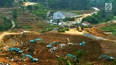 Alat berat mengerjakan proyek pembangunan Bendungan Ciawi di Desa Gadog, Bogor, Jawa Barat, Kamis (22/08/2019). Bendungan Ciawi dibangun untuk mengendalikan banjir di kawasan DKI Jakarta. (Merdeka.com/Arie Basuki)