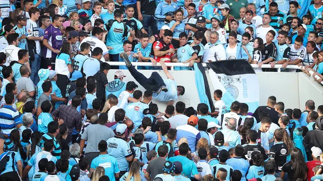 20170419-Fans Tim Bola Argentina Didorong Hingga Tewas-AP
