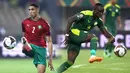 Senegal dan Maroko berhasil menyegel tiket perempat final Piala Afrika 2021. Achraf Hakimi dan Sadio Mane menjadi aktor utama kemenangan bagi masing-masing negaranya tersebut. Berikut ulasannya. (Foto Kolase: AFP/Kenzo Tribouillard dan Pius Utomi Ekpei)