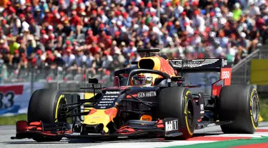 Pebalap Red Bull, Max Verstappen memacu kendaraannya saat bertanding dalam F1 GP Austria di Red Bull Ring, Spielberg, Minggu (30/6/2019). Max Verstappen menggeser Sebastian Vettel dari peringkat ketiga klasemen F1. (JOE KLAMAR/AFP)