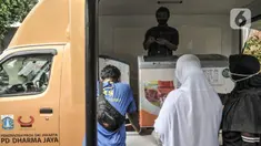 Warga saat mendatangi gerai mobil yang menjual daging murah di kantor Kelurahan Pisangan Baru, Jakarta, Timur, Rabu (17/2/2021). Pemprov DKI Jakarta melalui PD Dharma Jaya mengadakan layanan Food Truck Daging Goes to Kelurahan di wilayah Jakarta Timur. (merdeka.com/Iqbal S. Nugroho)