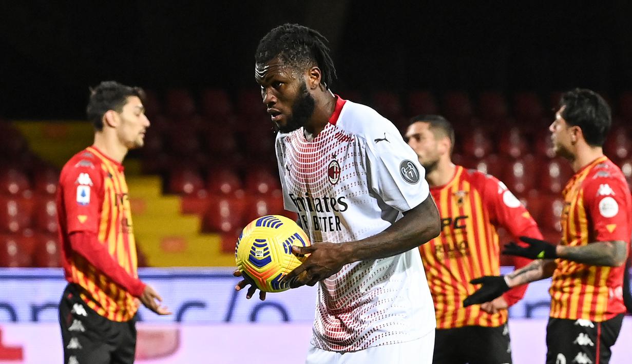 Gelandang AC Milan, Franck Kessie bersiap melakukan eksekusi penalti ke gawang Benevento dalam laga lanjutan Liga Italia 2020/21 pekan ke-15 di Ciro-Vigorito, Minggu (3/1/2021). AC Milan menang 2-0 atas Benevento. (AFP/Andreas Solaro)