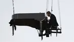 Aksi Pianis Ricardo de Castro Monteiro saat bermain piano sambil tergantung di udara selama Virada Cultural di Brasil (22/6/2015). Virada Cultural merupakan acara budaya 24 jam tanpa gangguan dengan berbagai cara unik.  (AFP PHOTO/Miguel Schincariol)