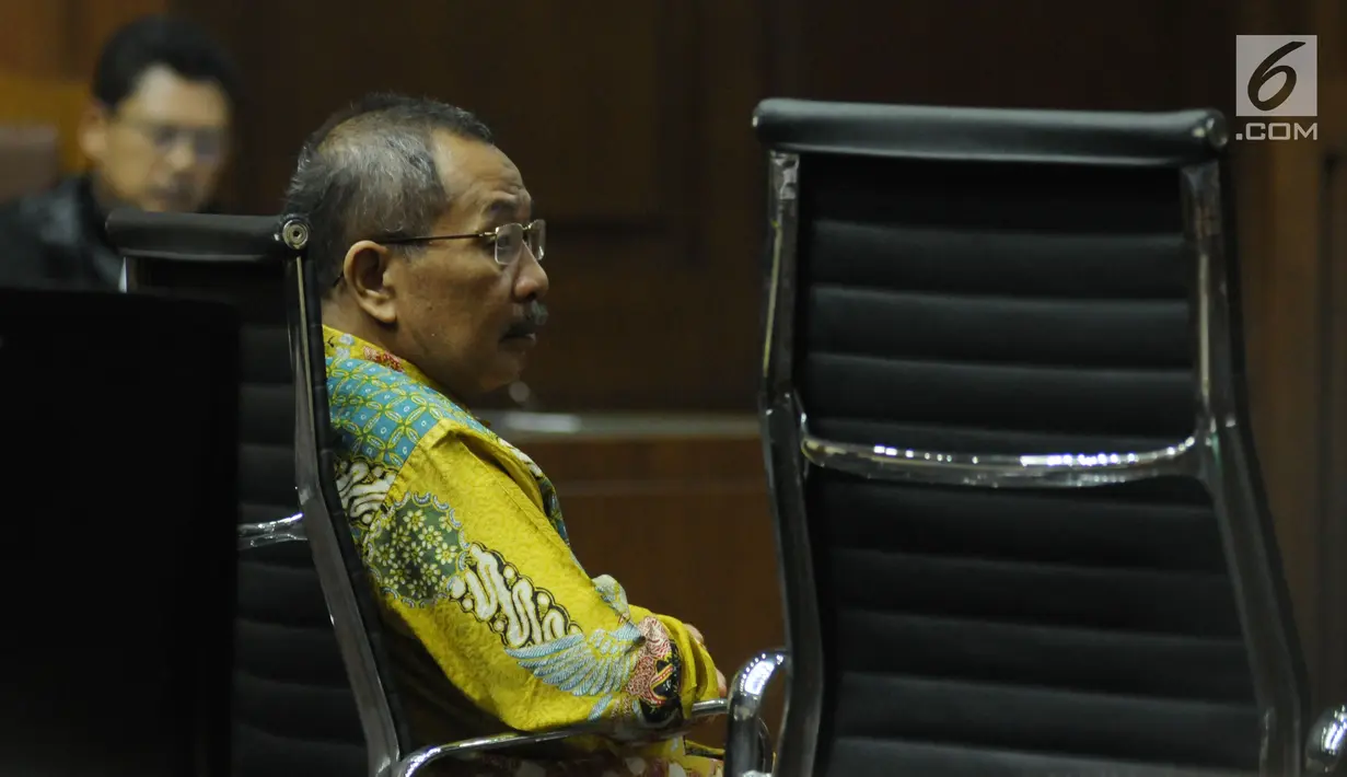Terdakwa penerima suap, Sudiwardono saat menjalani sidang putusan di Pengadilan Tipikor, Jakarta, Rabu (6/6). Mantan Ketua Pengadilan Tinggi Manado ini dinyatakan bersalah, dihukum enam tahun penjara, denda Rp 300 juta. (Liputan6.com/Helmi Fithriansyah)