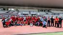 Pemain Timnas Amputasi Indonesia dan kelompok suporter Indonesia, Ultras Garuda berfoto bersama setelah laga Grup A Kualifikasi Piala Dunia Amputasi 2026 melawan Iran di Stadion Madya, Senayan, Jakarta, Kamis (13/11/2025). (Bola.com/Bagaskara Lazuardi)