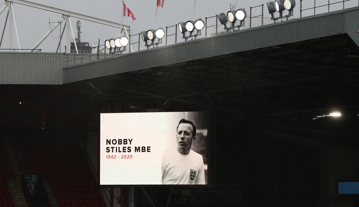 Nobby Stiles. Eks gelandang bertahan Inggris yang wafat pada 30 Oktober 2020 di usia 78 tahun ini total memperkuat Manchester United selama 11 musim mulai 1960/1961 hingga 1970/1971. Selama membela MU, ia hanya tampil dalam 1 edisi Piala Dunia, pada 1966. Pada edisi 1970 ia sebenarnya masuk dalam skuad Inggris, namun sama sekali tak bermain dan hanya duduk di bangku cadangan. Seperti Sir Bobby Charlton, ia juga tampil penuh dalam 6 laga Inggris saat menjuarai Piala Dunia 1966. (AFP/Pool/Catherine Ivill)