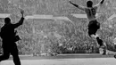Zito melakukan selebrasi usai mencetak gol di pertandingan final Piala Dunia FIFA 1962 di Chili (fifa.com)