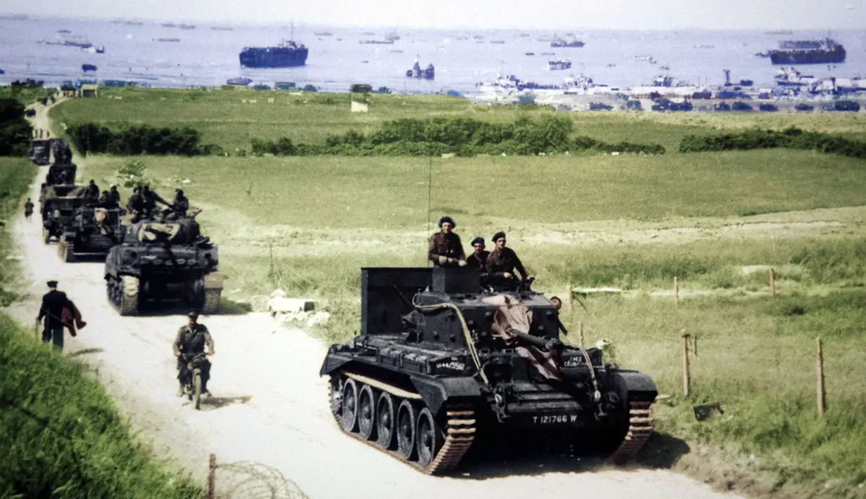 Foto yang diambil pada 6 Juni 1944 silam menggambarkan tentara sekutu turun di pantai Normandia, Perancis untuk sebuah operasi militer yang dikenal dengan sebutan "D-Day". (REUTERS/National Archives of Canada)