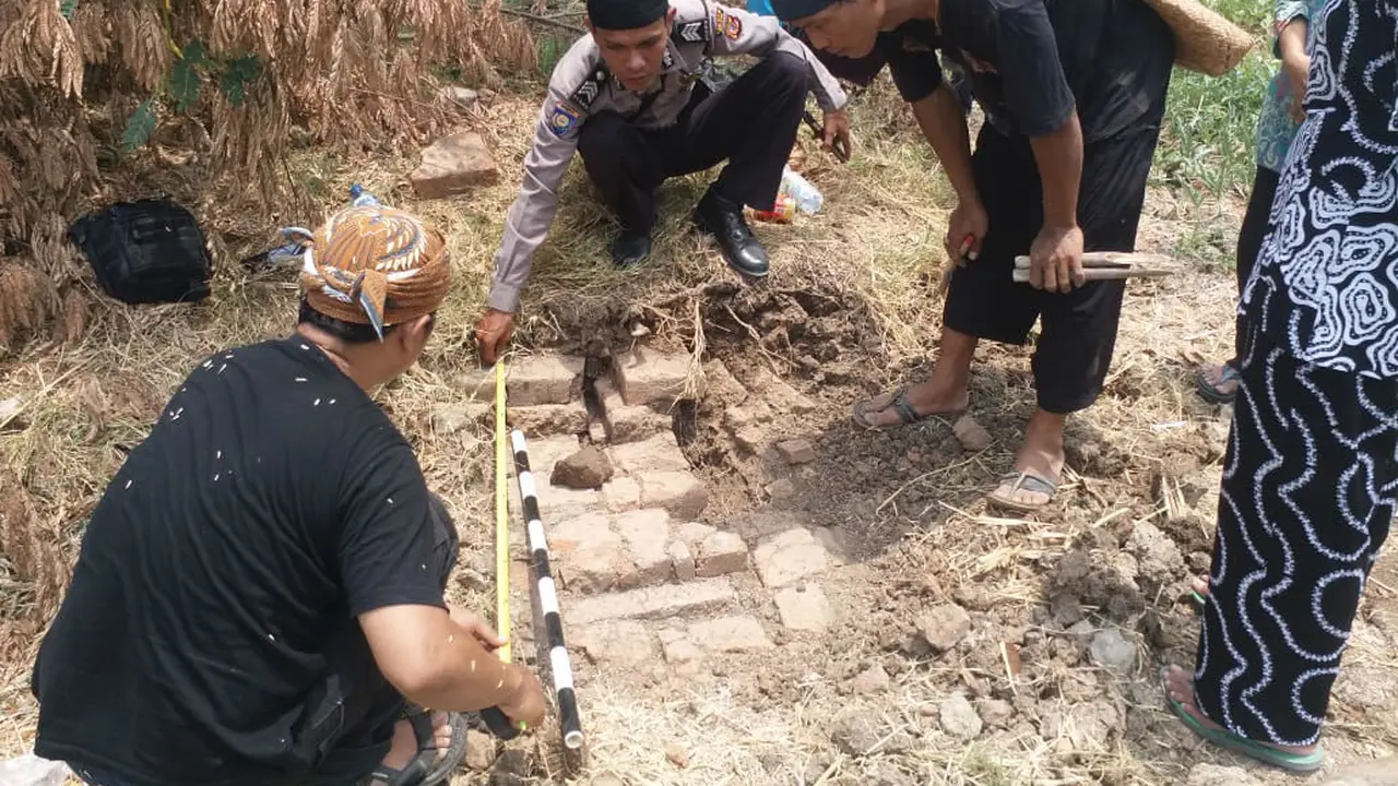 Kisah Biksu Beri Petunjuk Susunan Bata Diduga Candi Kepada Anggota Polres Indramayu