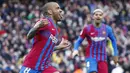 Kemenangan 4-2 Barcelona atas Atletico Madrid di laga lanjutan Liga Spanyol tak lepas dari peran vital bek sayap asal Brasil mereka, Dani Alves yang telah menyumbang satu gol dan satu assist. Selain dirinya, berikut 5 pemain yang tampil mengagumkan pada laga tersebut. (AP/Joan Monfort)