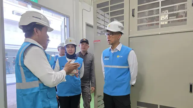Direktur Utama PLN, Darmawan Prasodjo (kanan) berdiskusi bersama salah satu petugas
