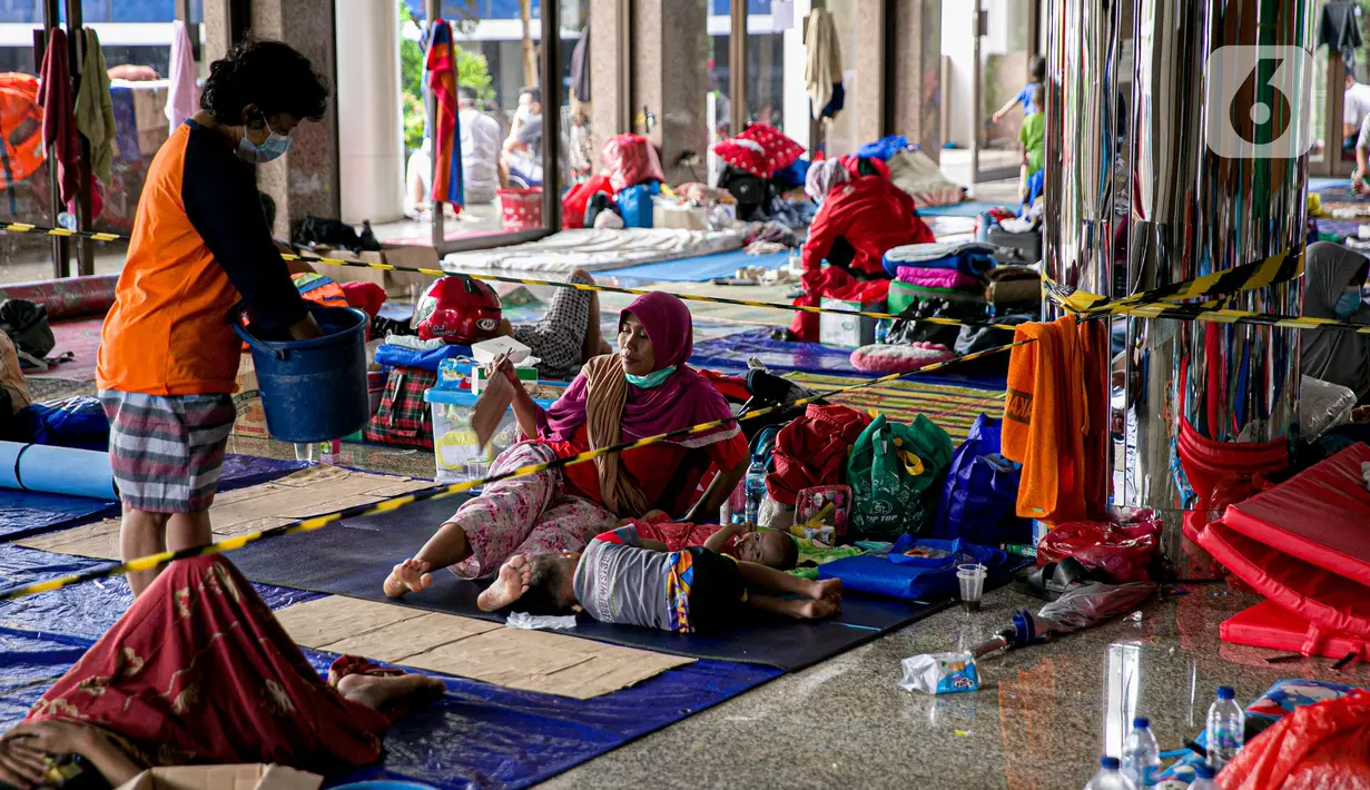 Aktivitas warga korban banjir Cipinang Melayu saat mengungsi di Masjid Universitas Borobudur, Jakarta, Minggu (21/2/2021). Sebanyak 60 orang warga dari RW 04 Kelurahan Cipinang Melayu mengungsi karena permukimannya terendam banjir akibat luapan air Kali Sunter. (Liputan6.com/Faizal Fanani)