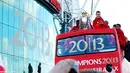 Para pemain Manchester United memamerkan tropi Piala Liga Premier Inggris di atas bus kepada para suporter sejatinya.