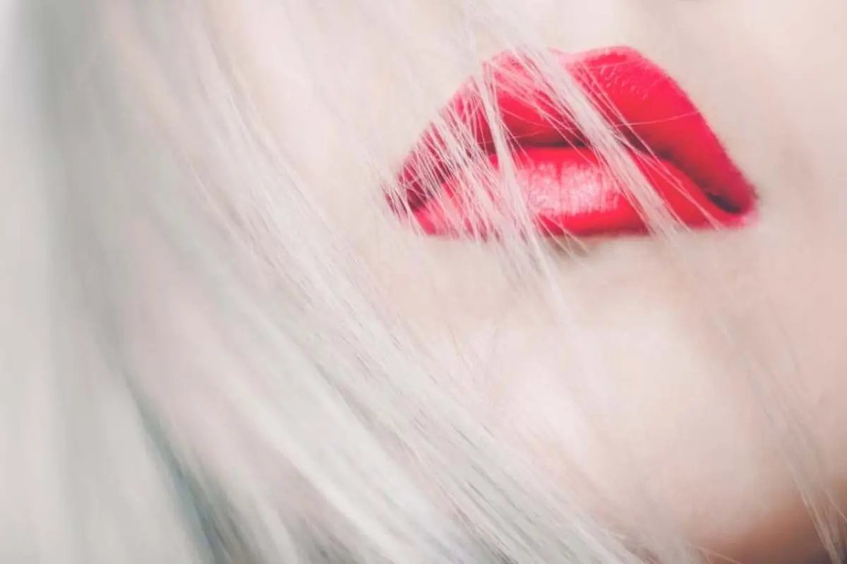 Makeup Korea dengan Sentuhan Burgundy Red Lipstik